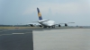 A380 vor der Runway 25R